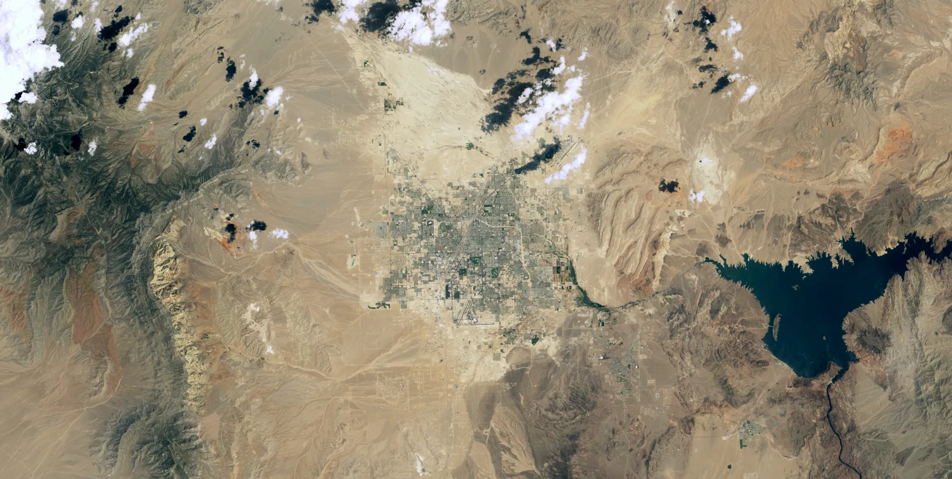 Las Vegas in 1985: a small gray grid of streets in a pale desert valley, with Lake Mead dark blue at right.